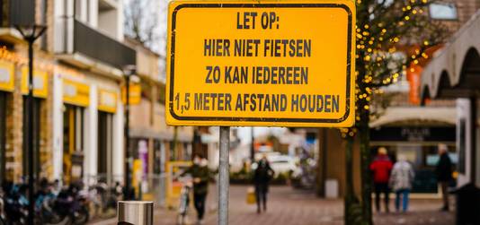 Een waarschuwingsbord in de Dorpsstraat in Bergschenhoek. Inwoners van het dorp zijn opgeroepen zich te laten testen. 