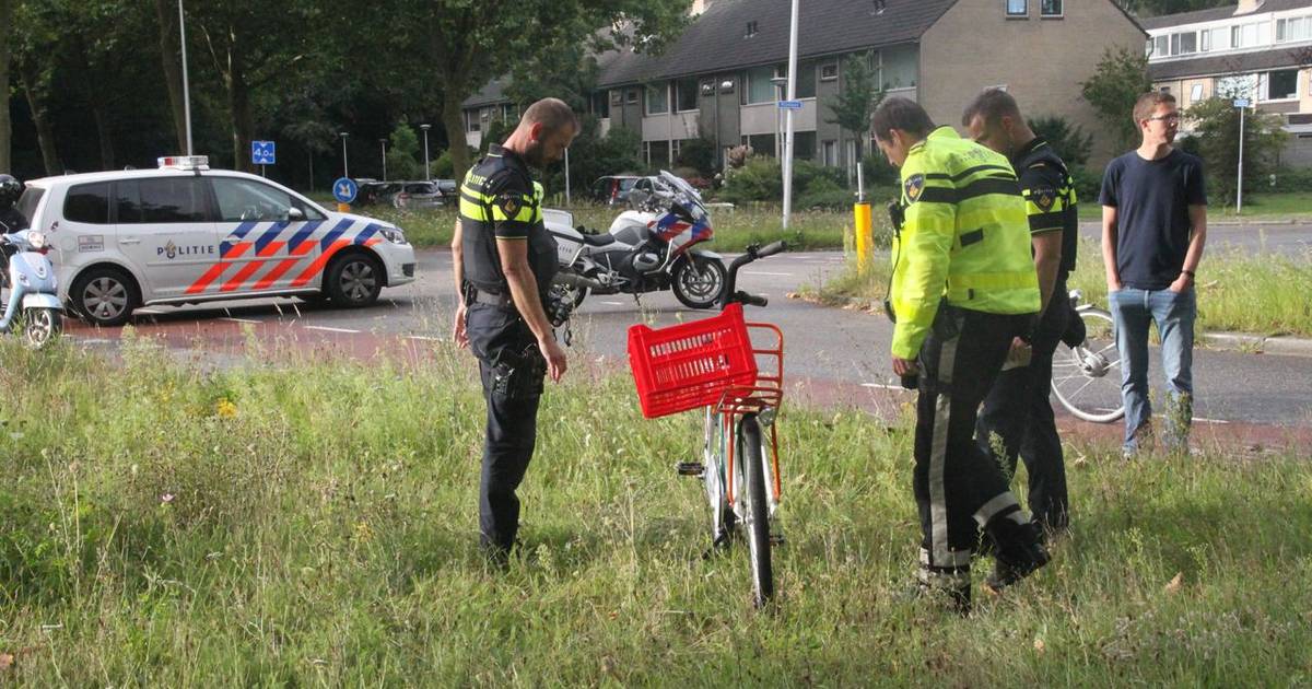 Jeugdige fietser gewond naar ziekenhuis na botsing met auto in Zwolle.