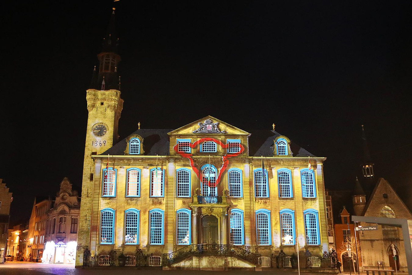 Stadhuis wordt sfeervol verlicht | Foto | hln.be