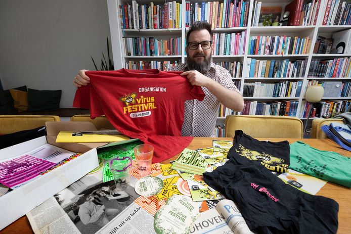 Op zolder bewaart Vincent van der Leest een doos met Virus Festival-memorabilia met o.a. flyers, krantenartikelen en oude crew T-shirts.