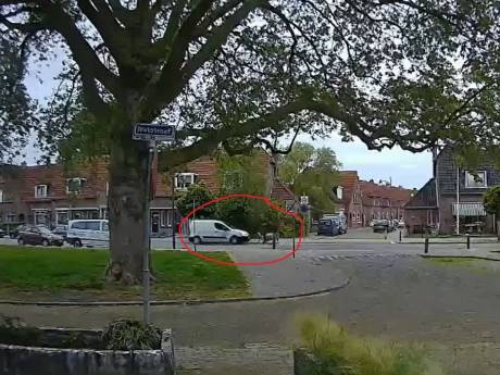 Bestelbusje ‘schept’ Almelose fietser en rijdt gewoon door: vrouw breekt haar been 