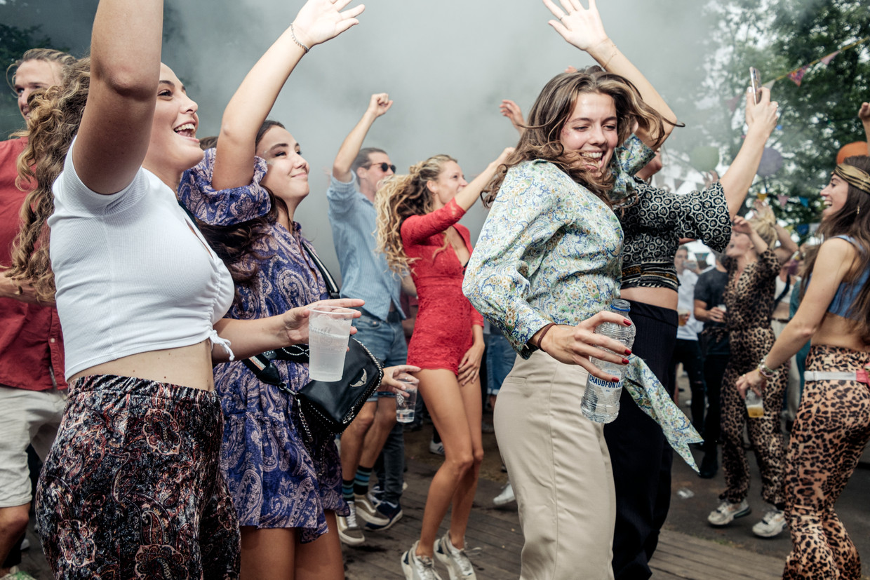 Alleen maar blije gezichten bij festival Mystic Garden, waar zaterdag weer gefeest kan worden.  Beeld Jakob van Vliet
