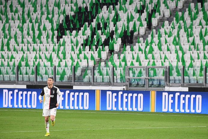 Cristiano Ronaldo gisteren tijdens de wedstrijd van zijn club Juventus tegen die van Romelu Lukaku, Inter Milaan, in een leeg stadion.