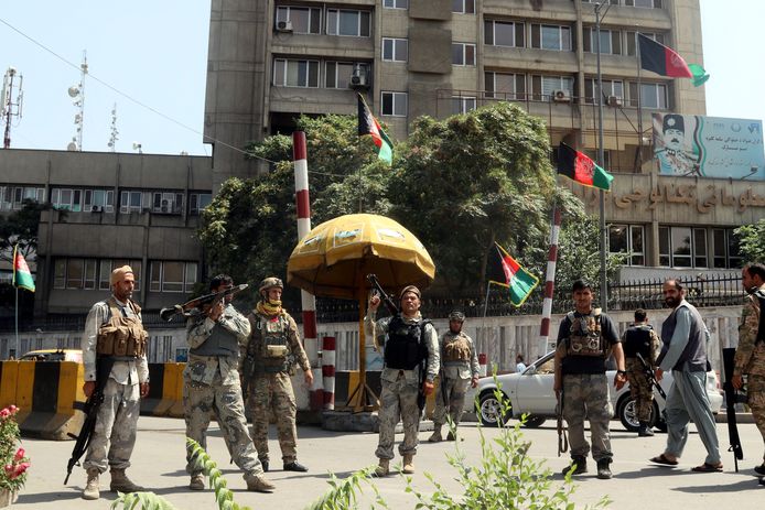Afghaanse soldaten houden de wacht in de hoofdstad Kaboel. Ook daar zouden de taliban reeds zijn binnengedrongen.