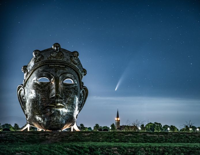 Fotograaf Karsten Russ legde komeet Neowise vast met als voorgrond Lent.