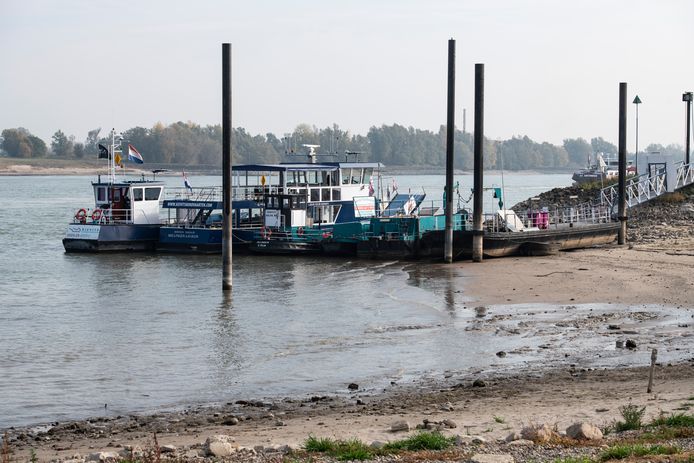 Het fiets- en voetveer van Kievits Veerdiensten is door laagwater uit de vaart.