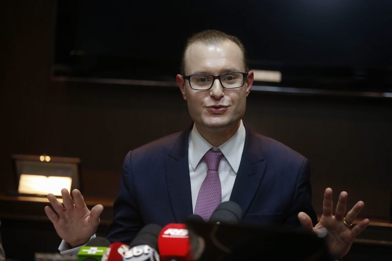 Cristiano Zanin Martins, de advocaat van oud-president Lula, spreekt tijdens een persconferentie in São Paulo op 14 september.  Beeld EPA