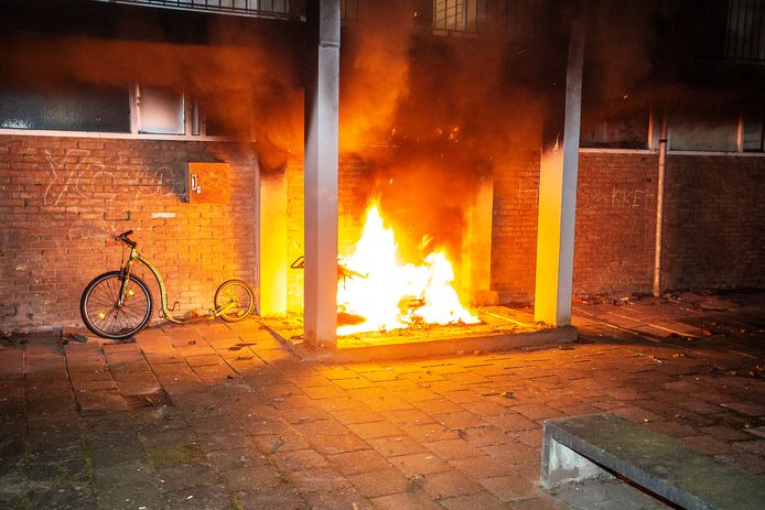 Aan het Van Bosseplantsoen vloog een scooter in brand.