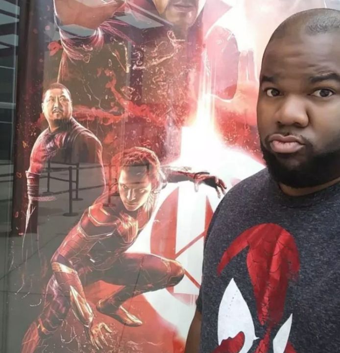 Tony met één van de Avengers-posters.