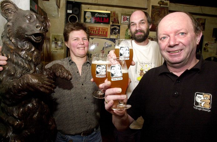 Jan De Bruyne (rechts) , hier samen met Daisy Claeys en Johan Brandt bij de voorstelling van het bier dat gebrouwen werd om 20 jaar ‘t Brugs Beertje te vieren in 2003.