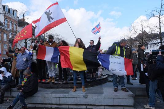 Betogers op de Vismarkt in Brussel.