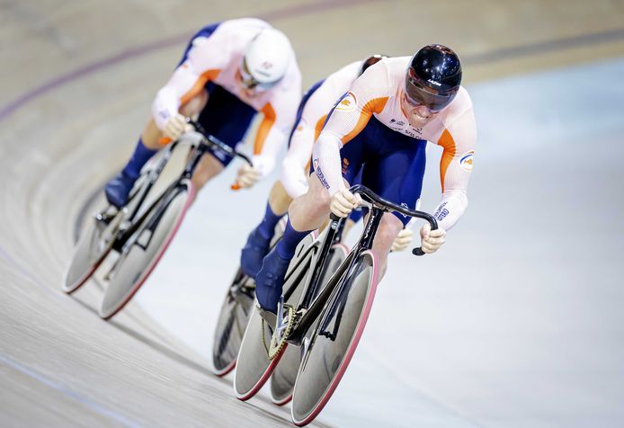 Jeffrey Hoogland, Harrie Lavreysen en Roy van den Berg in actie op het WK baanwielrennen.