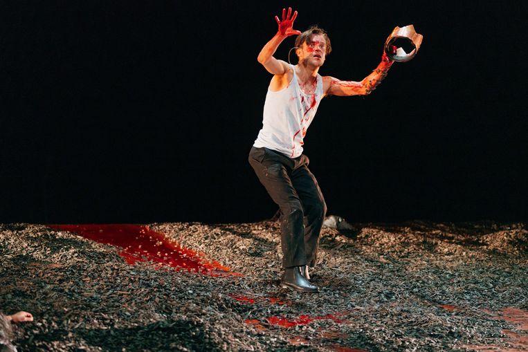 Jonas Vermeulen als Orestes in 'Oresteia' (Simon De Vos/hetpaleis). Beeld Illias Teirlinck