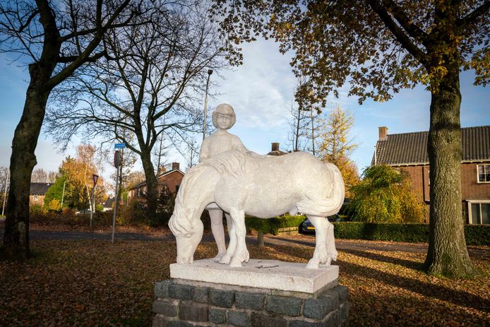 Het beeld ‘Meisje met pony’ aan de Vossenhol in Bemmel.