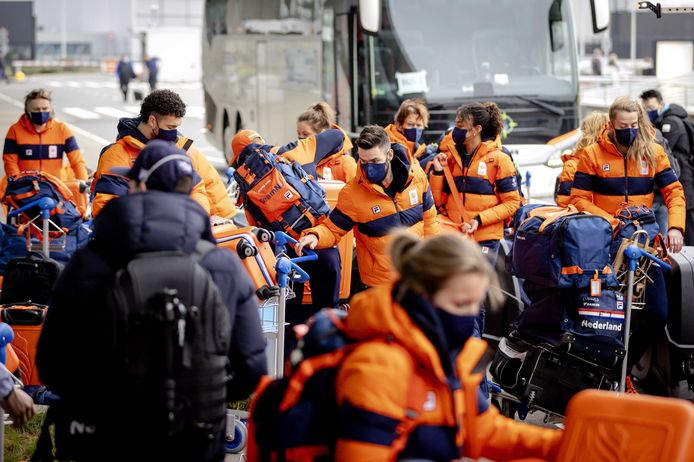 De Olympiërs op Schiphol voorafgaand aan de vlucht naar de Chinese hoofdstad Beijing voor de Olympische Spelen.
