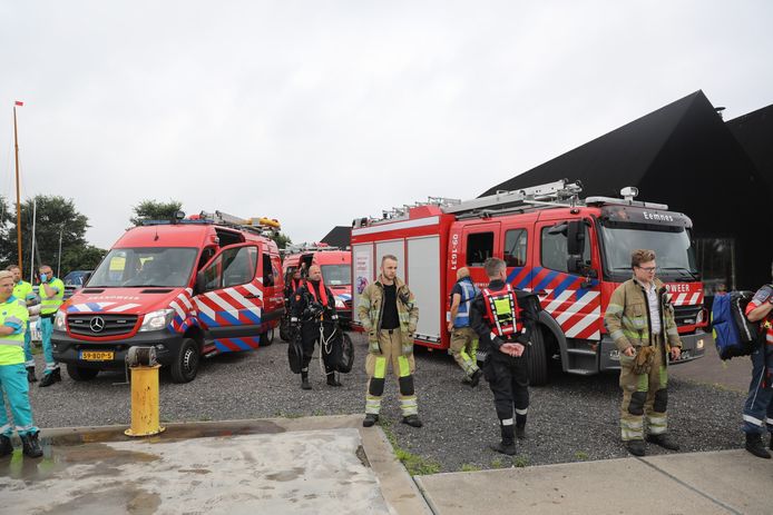 Er is een grote zoekactie gaande in jachthaven 't Raboes in Eemnes.