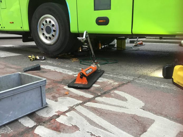 Er was een krik nodig om het slachtoffer te bevrijden van onder de bus.