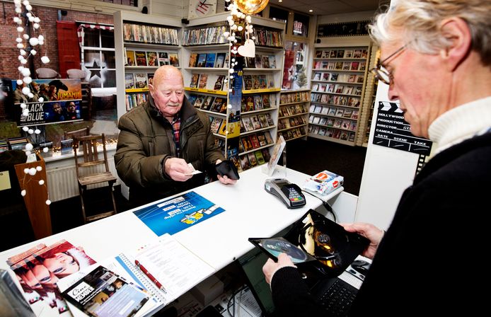 Arnold Dirksen helpt een klant in zijn Ster Videotheek