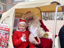 Honderden Westlanders in felrode Santa-pakken rennen zaterdag door de straten van Naaldwijk
