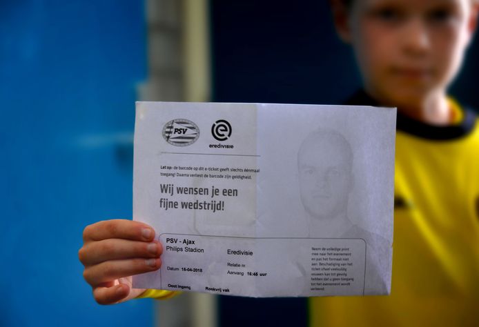 Een jongen uit Veldhoven biedt de kaartjes voor PSV-Ajax te koop aan.