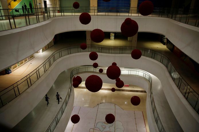 Winkelcentra in Peking zijn opnieuw leeg. De tweede uitbraak van Covid-19 in de hoofdstad zorgt voor veel onrust.