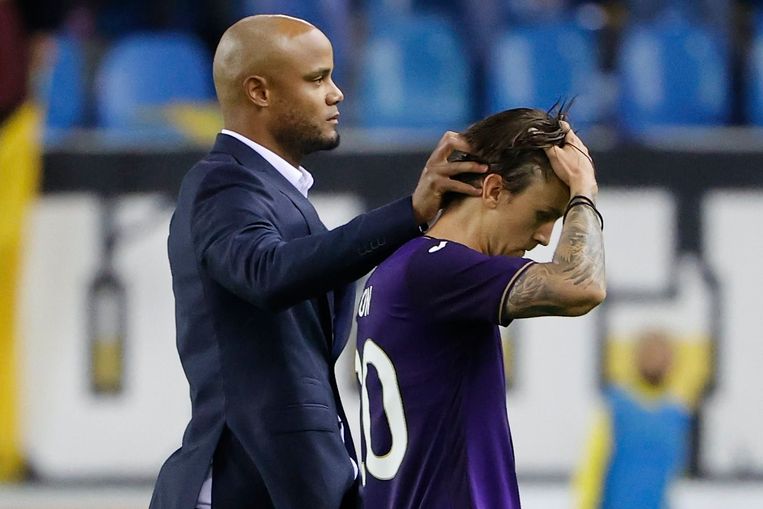 Vincent Kompany troost Kristoffer Olsson na de uitschakeling tegen Vitesse. Beeld Photo News