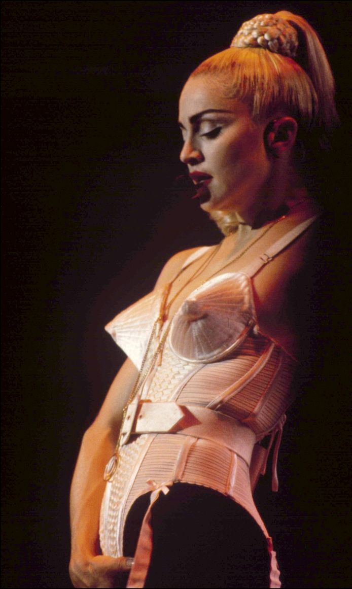 Madonna tijdens haar Blond Ambition World Tour, met de bekende puntige bustier.