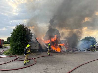 Grote brand bij boerderij in Gilze, opslagloods volledig uitgebrand en ingestort