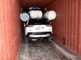 De gestolen Toyota's RAV4 werden in containers geplaatst, geflankeerd door matrassen om schade te voorkomen.
