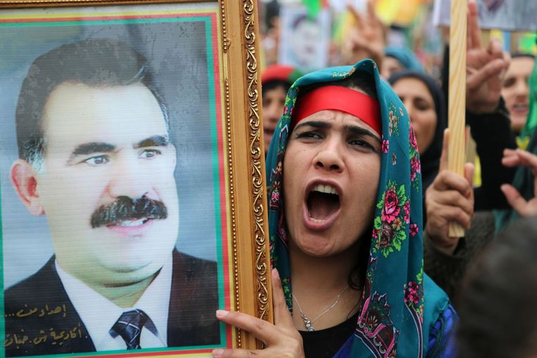 Een Koerdische vrouw houdt het portret vast van PKK-leider Abdullah Ocalan, tijdens een demonstratie in het Syrische Qamishli. Beeld afp