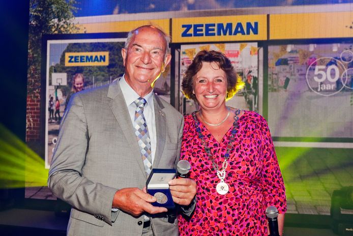 Burgemeester Liesbeth Spies reikt in 2017 de erepenning van de stad uit aan Jan Zeeman tijdens het feest ter gelegenheid van het 50 jarig bestaan van het Alphense bedrijf.