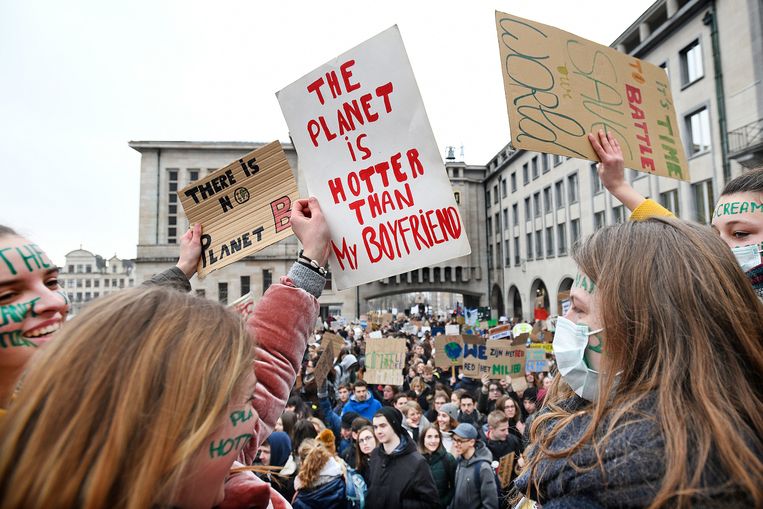Juichend, en soms ook sneeuwballen gooiend, protesteerden 35.000 jongeren donderdag in Brussel voor het gebrek aan actie tegen klimaatverwarming.  Beeld Guus Dubbelman / de Volkskrant