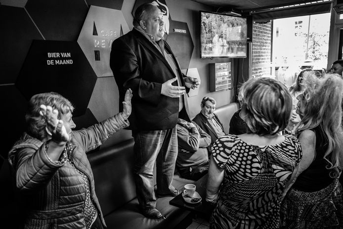 26 mei 2019: Guy D'haeseleer (Forza Ninove) spreekt in zijn stamcafé zijn kiezers toe na zijn monsterscore als Oost-Vlaams lijsttrekker voor Vlaams Belang.