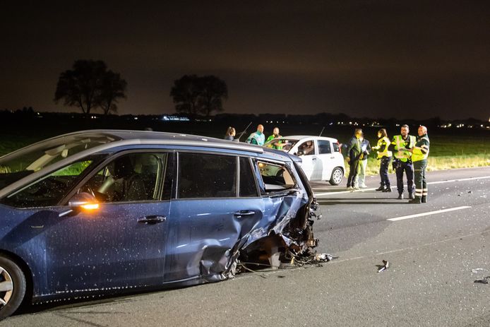 Een van de auto’s die bij het het ongeluk zwaar beschadigd raakte.