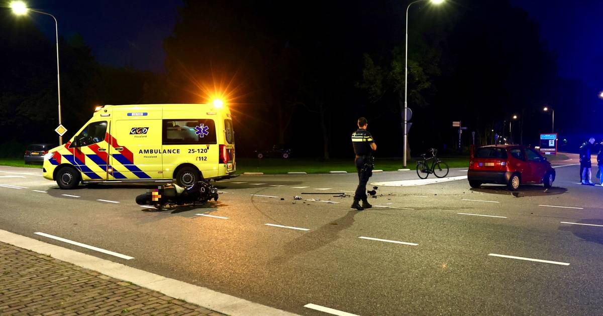 Motorrijder raakt gewond na botsing met auto op berucht kruispunt in Emmeloord.