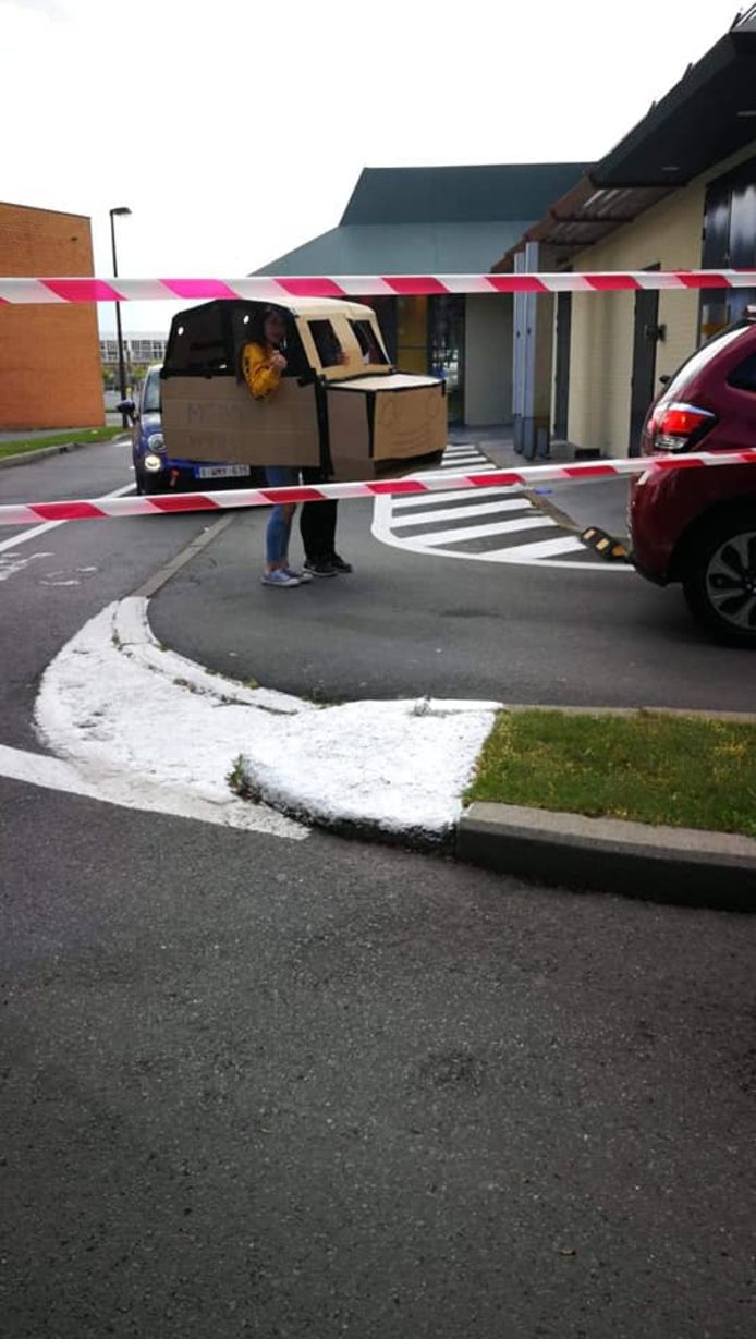 Au drive-in avec une voiture en carton, il fallait y penser!
