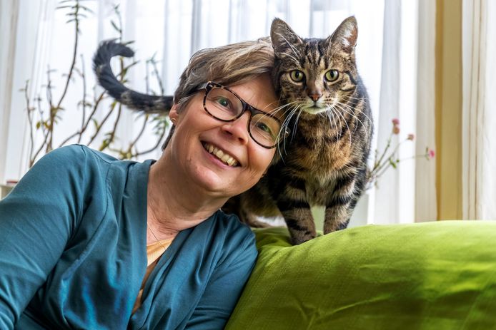 Liesbeth Puts (kattengedragstherapeut) met haar kat Dennis.