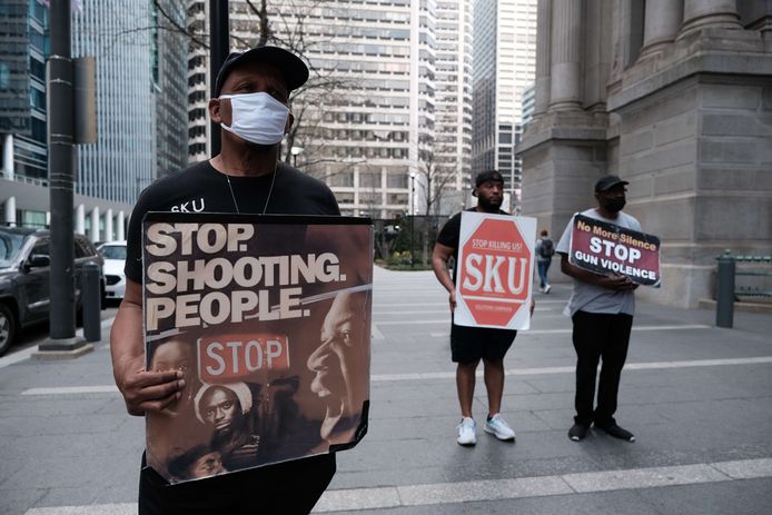 Mensen protesteren in Philadelphia tegen wapengeweld door de politie.