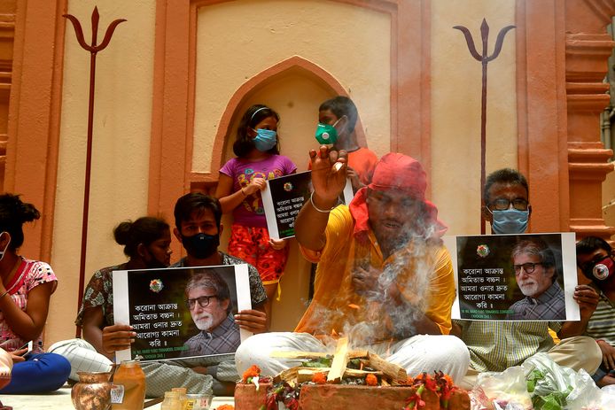 Fans bidden voor herstel van de nationale held,  Amitabh Bachchan.