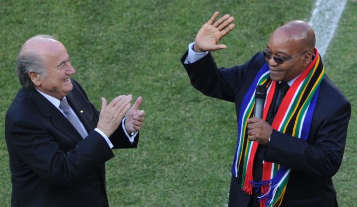 Sepp Blatter (L) met president Jacob Zuma tijdens het vorige WK in Afrika in 2010.