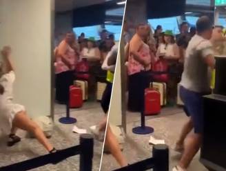 Beelden tonen hoe dronken passagier medewerkers EasyJet te lijf gaat