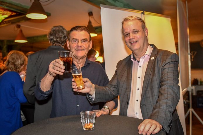 Nieuw Elan-wethouder Gerard van As (l) en fractievoorzitter André de Jeu (Nieuw Elan) vieren de verkiezingszege in maart vorig jaar.