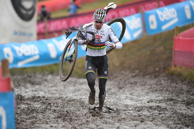 De concurrentie is in geen velden of wegen te bekennen als Mathieu van der Poel in de Vestingcross een stuk lopend door de modder moet afleggen. Beeld Belga