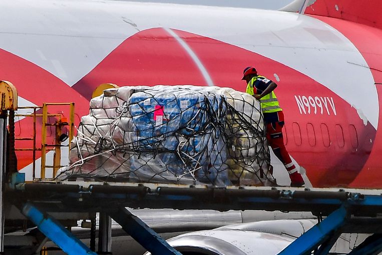 Een vliegtuig met voedsel en medicijnen bestemd voor de Venezolaanse bevolking kwam donderdag aan op de luchthaven van Curaçao. Beeld AFP
