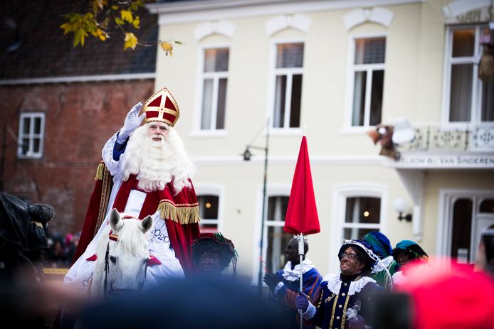 Sinterklaas komt aan in het centrum van Dokkum in november vorig jaar.