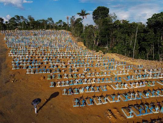 Een begraafplaats voor pandemie-slachtoffers in het Amazonewoud.