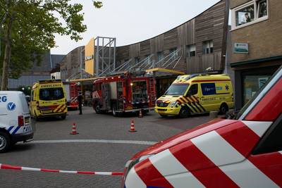 Jongeman belandt met arm in papierpers van Jumbo