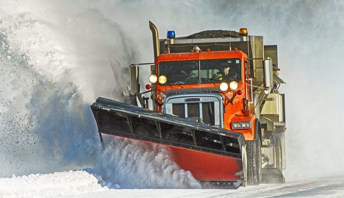 Foto ter illustratie: een sneeuwruimer of sneeuwploeg in actie.