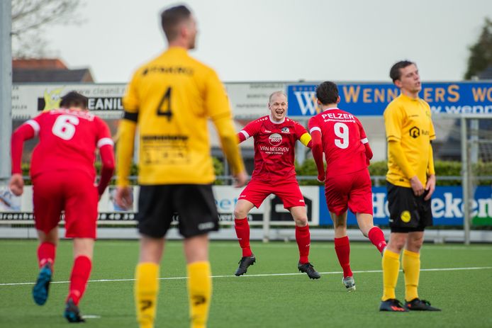 Aanvoerder Levi Meulensteen van Olympia’18 viert de 3-0 tegen Groesbeekse Boys.
