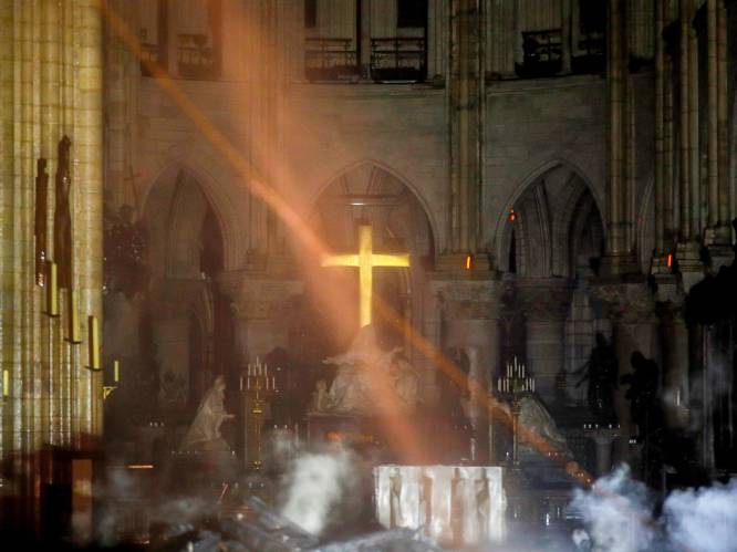Nieuwe beelden tonen enorme schade aan Notre-Dame